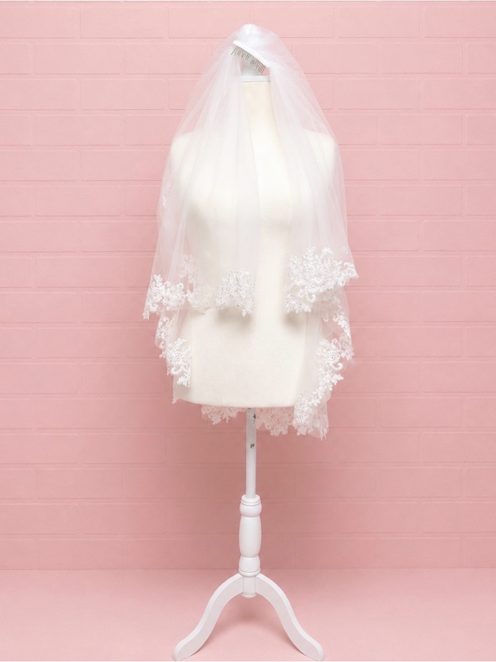 Elegant Ivory Lace Wedding Veil - Picture 7 of 8